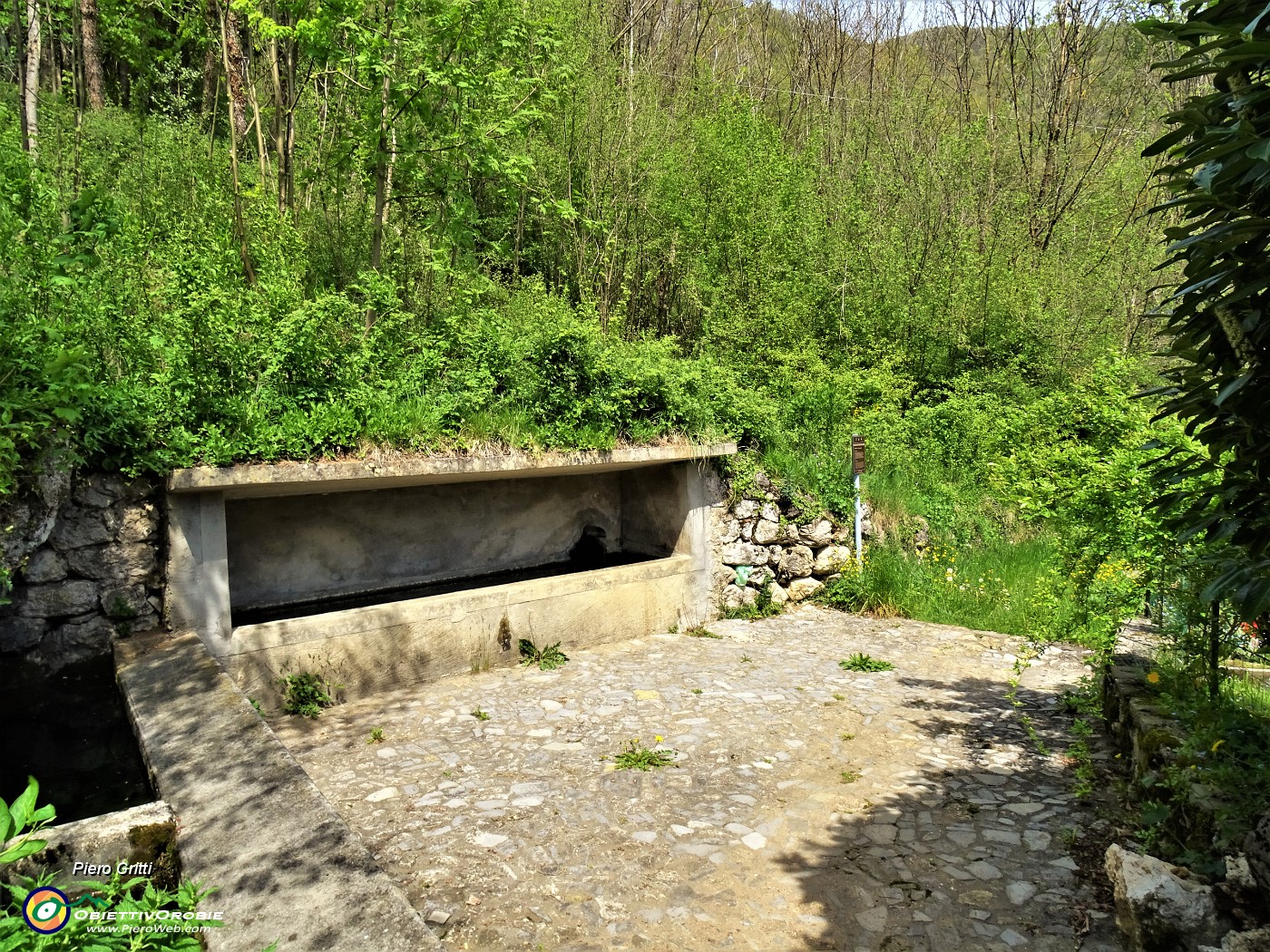 69 Via Mercatorum tra Algua e Bracca- fontana-abbeveratoio con lavatoio risalente al sec. XIX.JPG